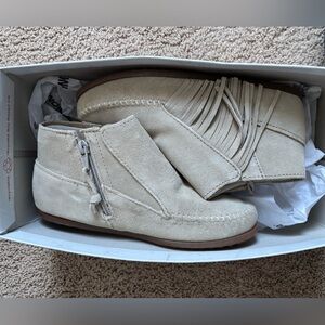 Minnetonka suede shoes. Women size 5.5